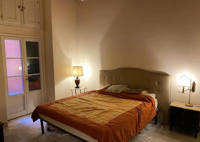 Renovated Apartment With 3 Bedrooms In An Historic Palazzo Between Port And Old Town