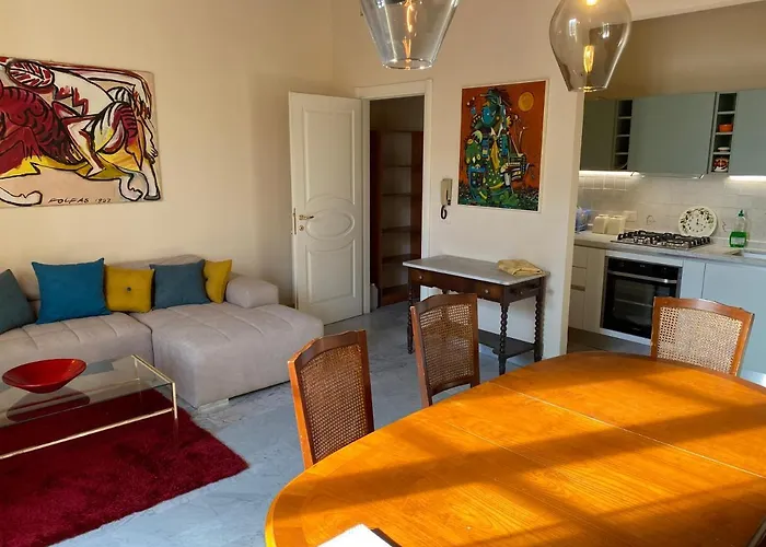 Renovated Apartment With 3 Bedrooms In An Historic Palazzo Between Port And Old Town